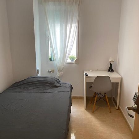 Single Room In My Apartment At The Beach บาเลนเซีย ภายนอก รูปภาพ