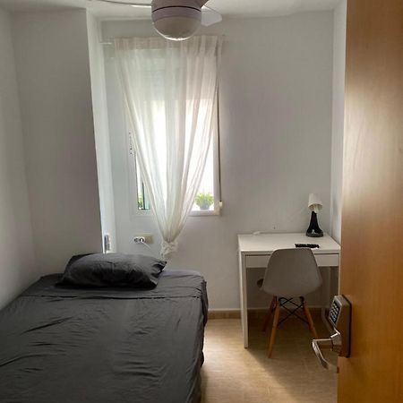 Single Room In My Apartment At The Beach บาเลนเซีย ภายนอก รูปภาพ