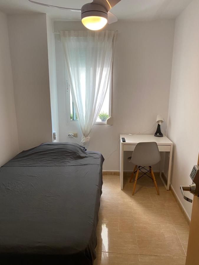 Single Room In My Apartment At The Beach บาเลนเซีย ภายนอก รูปภาพ