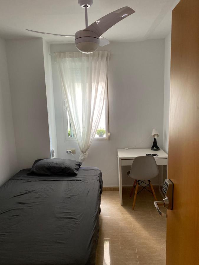 Single Room In My Apartment At The Beach บาเลนเซีย ภายนอก รูปภาพ