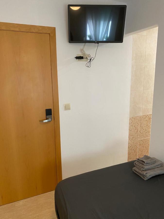 Single Room In My Apartment At The Beach บาเลนเซีย ภายนอก รูปภาพ
